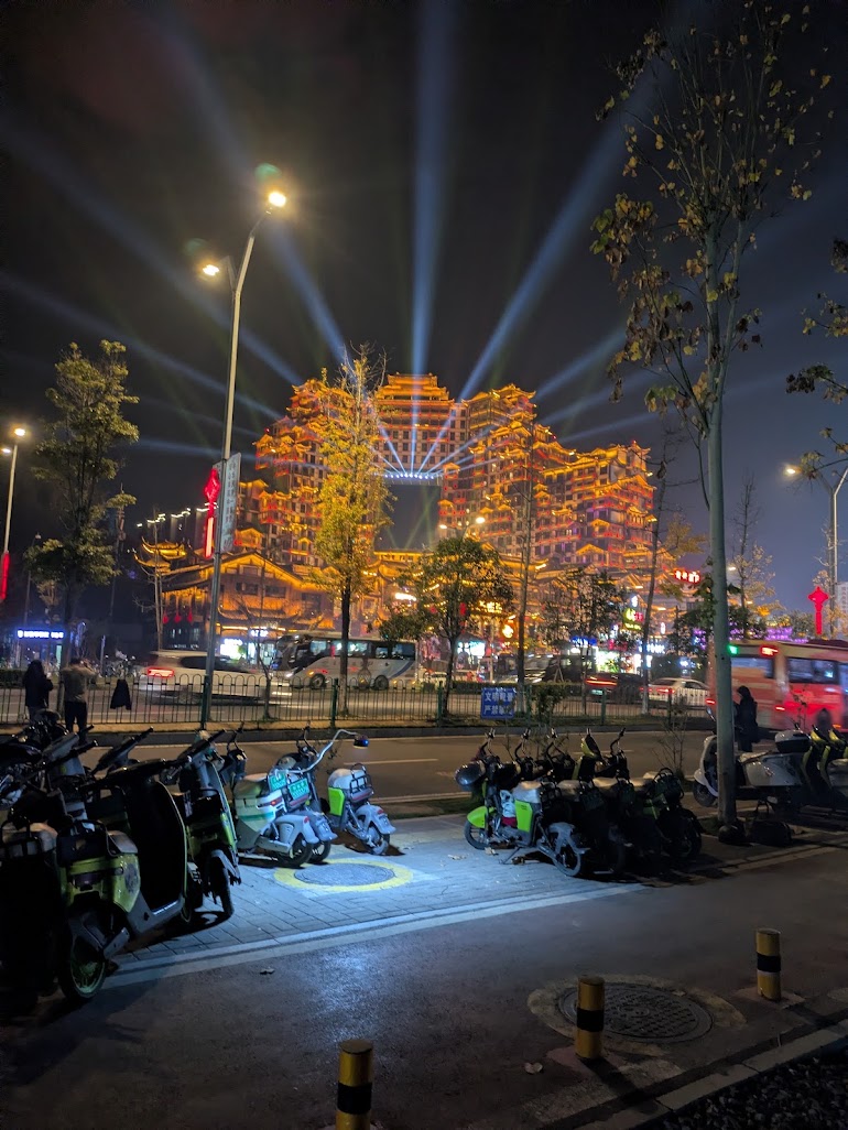 張家界市の夜景。中国式の装飾建築にサーチライトが走る